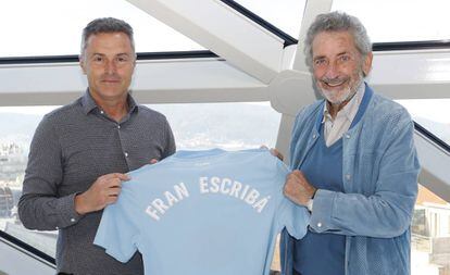 Fran Escribá posa junto al presidente Carlos Mouriño tras firmar su renovación con el Celta.