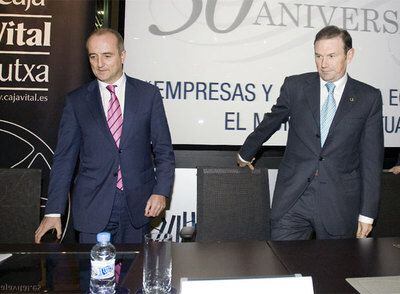 El ministro de Industria, Miguel Sebastián (a la izquierda), con el <i>lehendakari</i> Ibarretxe en su acto de ayer en Vitoria.