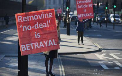 Ciudadanos favorables al Brexit se manifiestan este martes frente al Parlamento británico contra la posibilidad de que se posponga la fecha de salida de Reino Unido de la UE.