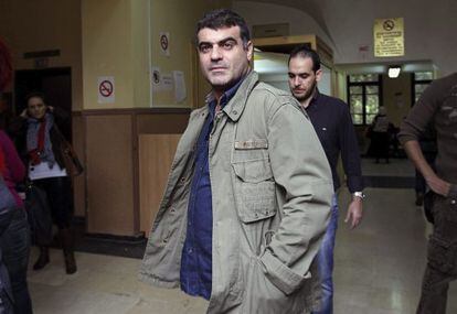 El periodista Kostas Vaxevanis llega al juzgado en Atenas.