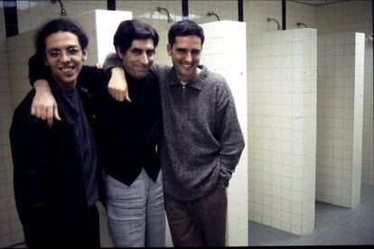 Pedro Guerra, Joaquín Sabina y Jorge Drexler en los camerinos del Palacio de Congresos de Madrid uno de los seis días que llenó en 1997.