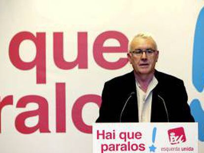 El coordinador federal de Izquierda Unida, Cayo Lara (d), durante su intervención hoy en un acto electoral en Vigo dentro de la campaña para las elecciones gallegas del 21 de octubre, a las que los candidatos de su formación concurren integrados en la Alternativa Galega de Esquerda (AGE).