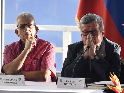 Dos representantes del ELN, Aureliano Carbonell y Pablo Beltrán, al finalizar el primer ciclo de negociaciones en Caracas a finales de Noviembre del 2022.