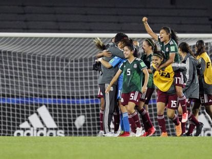 El equipo de México celebra su pase a la final. 