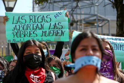 Mujeres de un grupo a favor del aborto protestan en la Asamblea Nacional en Quito, en febrero de 2022.