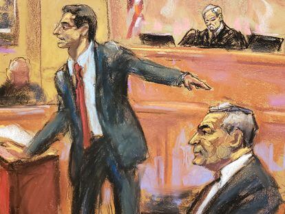 El fiscal Philip Pilmar señala a García Luna con el juez Brian Cogan en segundo plano, en el juzgado de Brooklyn, el pasado 23 de enero.