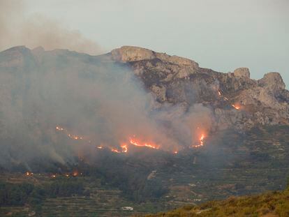 El incendio forestal que se declaró la noche del pasado sábado en Vall de Ebo ha obligado a cortar la carretera CV-712, que une este municipio con Pego.