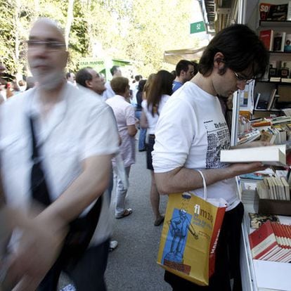Visitantes en la Feria del Libro de Madrid.