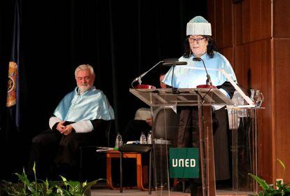 Darío Villanueva y Almudena Grandes, en la ceremonia de su 'honoris causa'.