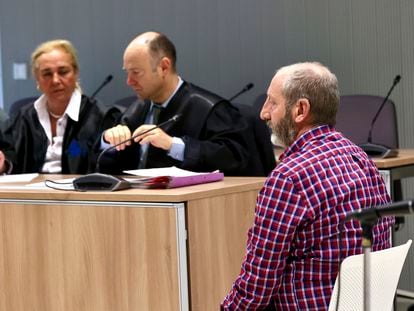 El acusado Francisco Javier Almeida (derecha) asiste a la segunda sesión del juicio con jurado por el crimen de Lardero (La Rioja).
