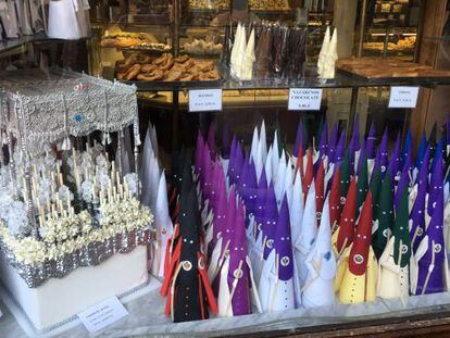 Pestiños, torrijas y nazarenos en la también recomendable pastelería La Campana de Sevilla