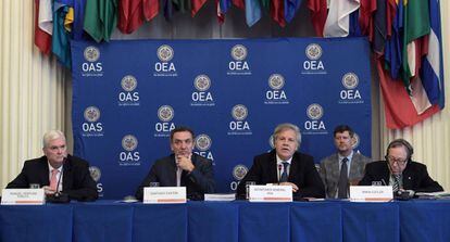Almagro, segundo por la derecha, y los tres expertos al presentar el martes el informe en la sede de la OEA