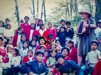 Martha Isabel Ruiz Corzo toca el acordeón para un grupo de niños en la Sierra Gorda de Querétaro, en una imagen de archivo.