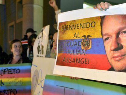 Un grupo de simpatizantes apoya a Assange ante la Embajada birtánica en Quito