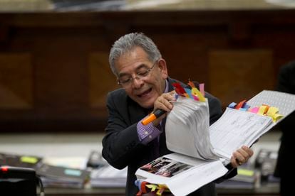 El juez Miguel Ángel Gálvez enseña documentos presentados por la fiscalía durante una audiencia en relación con un escándalo de corrupción que involucra al expresidente de Guatemala Otto Pérez Molina, en Ciudad de Guatemala, el 22 de julio de 2016.