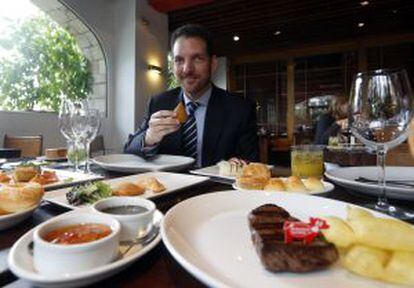 Pedro Miguel da Costa, de la Embajada de Brasil, en el restaurante Rubaiyat.