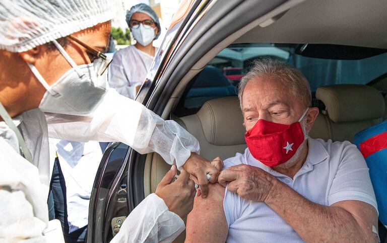 El expresidente Lula recibe la primera dosis de la vacuna contra el coronavirus este sábado en São Bernardo do Campo.