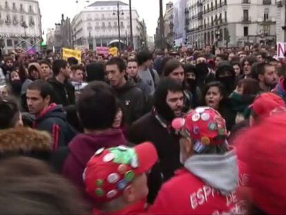 Con sudadera negra y rayas rojas, a la izquierda, Jorge Alcázar. En el centro de la imagen, con barba y semiembozado, Dani "El Loco", en los segundos previos a la agresión contra el Sindicato de Estudiantes en marzo de 2015.