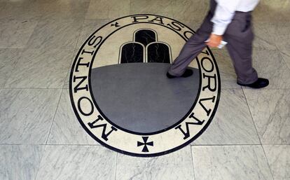 El logotipo del banco Monte dei Paschi en su sede de Roma