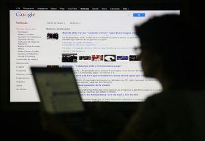 Una usuaria visita un portal de noticias en Internet.