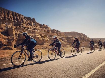 Un grupo de ciclistas afganas durante un entrenamiento en su país antes de la llegada de los talibanes.