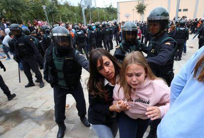 En medio de una multitud y oficiales de la Guardia Civil española, se oyeron bofetadas frente a una mesa de votación del referéndum de independencia de Cataluña.