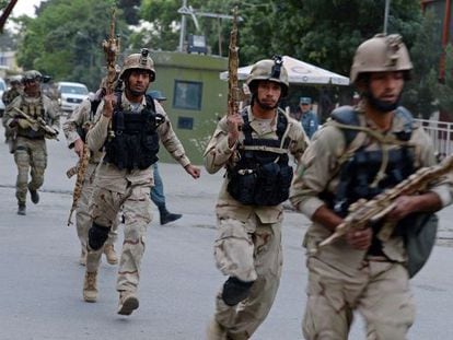 Las fuerzas especiales afganas llegan a la zona del asalto este viernes. 