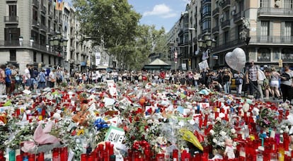 Ofrendas en La Rambla de Barcelona a las víctimas de los atentados de la capital catalana y Cambrils.