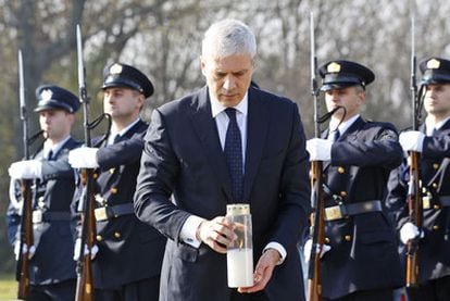 Tadic, durante el homenaje a los 200 croatas asesinados por las tropas serbias en Vukovar, en Ovcara.