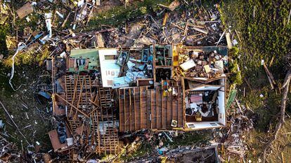 Vista aérea de una vivienda devastada por el tornado que ha sacudido a la localidad de Rolling Fork, Misisipi (Estados Unidos).