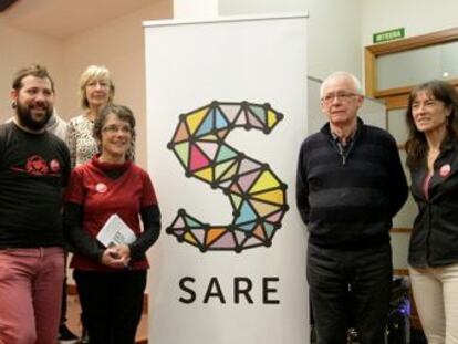 Los miembros de la Red Ciudadana Sare, con Joseba Azkarraga y Teresa Toda a la izquierda y derecha del logo de la organizaci&oacute;n