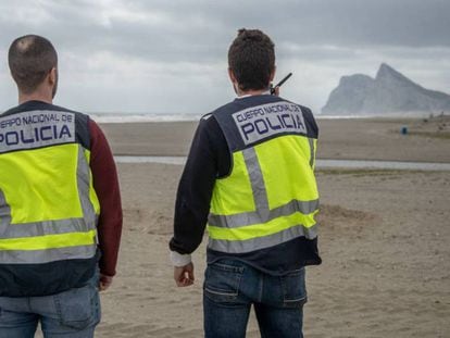 Agentes de la Policía Nacional de la Línea en una de las playas. En vídeo, los narcos se reorganizan para burlar el cerco policial tras el último golpe en el que han caído los 51 miembros de una banda.