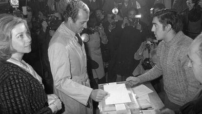 Los Reyes votan en el refer&eacute;ndum sobre la Constituci&oacute;n el 6 de diciembre de 1978.