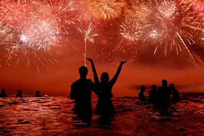 Celebración del Año Nuevo en la playa de Copacabana en Río de Janeiro (Brasil).