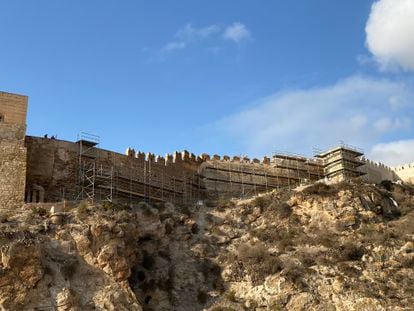 Vista de las obras en la muralla de la Alcazaba de Almería.