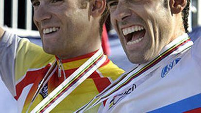 Igor Astarloa y a su derecha Alejandro Valverde, en el podio tras conquistar el oro y la plata en el Mundial de 2003.