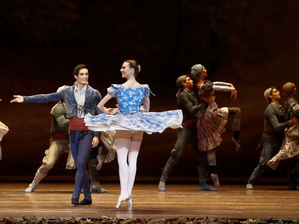 cul 33.     GRAF1957. MADRID, 08/12/2020.- Un momento del pase gráfico del espectáculo "Giselle", con dirección escénica de Joaquín De Luz, este martes en el Teatro de la Zarzuela de Madrid. EFE/Ballesteros