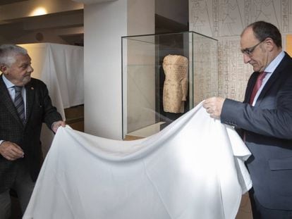 Clos y Gonzálvez destapan una de las nuevas adquisiciones en el Museu Egipci.