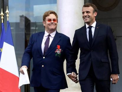 El presidente francés Emmanuel Macron y el cantante Elton John (izquierda), este sábado, en el Elíseo, en París.