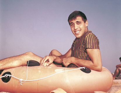 Adriano Celentano fundó su propio sello de música, Clan, y sigue trabajando a sus 82 años. En la imagen, el cantante sentado en un flotador en 1962.