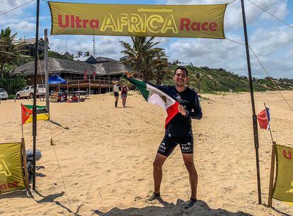 El ultramaratonista mexicano Daniel Almanza, varado en Mozambique por las restricciones de viaje por la variante ómicron del coronavirus.