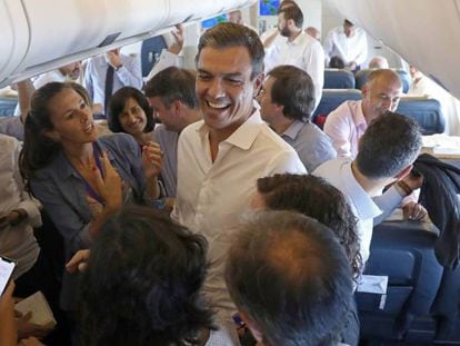 El presidente del Gobierno, Pedro Sánchez, en el vuelo de regreso de su gira latinoamericana.