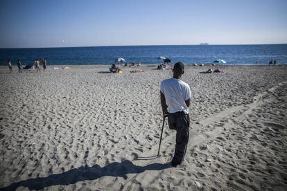 El maliense Doudu, que perdi&oacute; la pierna durante la traves&iacute;a por el mar, retratado en la playa de Melito, en Calabria