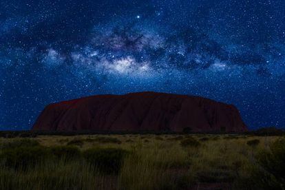 El cielo estrelllado y la Vía Láctea en Ulruru, en el parque nacional australiano de Uluru-Kata Tjuta.
