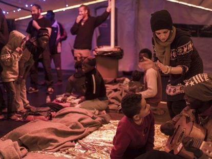 Migrantes en el interior del barco Sea-Watch 3, el pasado lunes.