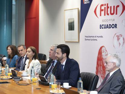 El ministro de Turismo de Ecuador, Niels Olsen, y José Vicente de los Mozos, a la izda., ayer en Ifema