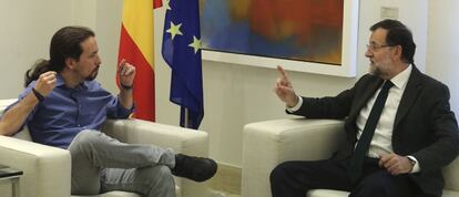 El presidente del Gobierno, Mariano Rajoy, recibe en el Palacio de la Moncloa al líder de Podemos, Pablo Iglesias.