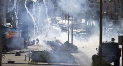 Tropas israelíes usan gases contra los manifestantes en Cisjordania.