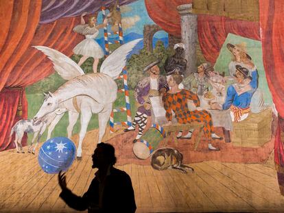 Teló dissenyat per Picasso per a l’obra de teatre Parade, que es va representar a París el 1917.