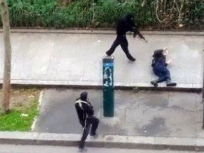 Los terroristas disparan contra un policía ya herido en el suelo.